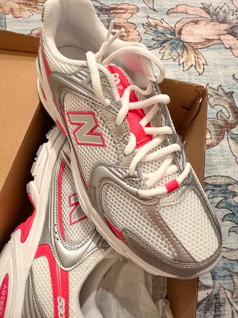 NEW New Balance 530 Gray & Pink Sneakers. smoke free animal free home